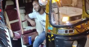 أمانة شاب.. سائق توك توك يعيد 70 ألف جنيه وهاتف محمول لصاحبه.. "علوش" خاطب ويعمل فى مهنتين لمساعدة أسرته.. ويؤكد لـ"اليوم السابع": الناس قالتلى كنت خدت الفلوس لنفسك وأنا قلت ربنا يغنينى بالحلال.. صور