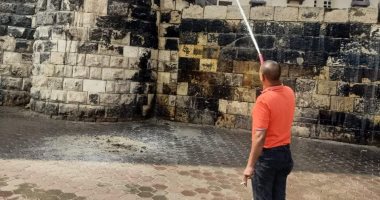 محافظة القاهرة تنظف سور مجرى العيون من الأتربة والغبار.. صور 