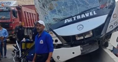 مصرع 3 أشخاص وإصابة 30 بحادث تصادم أتوبيس بسيارة نقل بطريق الجلالة - السويس