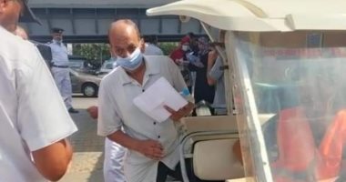 تخصيص سيارة لخدمة كبار السن داخل إدارة مرور الإسكندرية.. صور