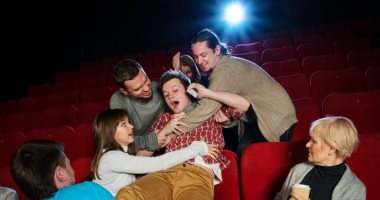 إتيكيت التعامل داخل وخارج السينما.. بلاش سواريه وتصفيق