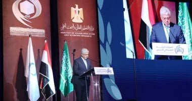 رئيس جامعة سوهاج يشارك فى حفل إطلاق مشروع الشهادات الدولية المهنية.. صور