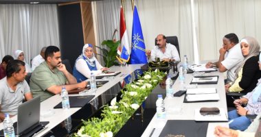 محافظة أسوان تستعرض منظومة النظافة الجديدة وتقسيمها إلى قطاعات