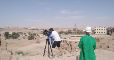 وفد من التليفزيون البريطانى ينتهى من تصوير المعالم الأثرية فى أسوان.. صور