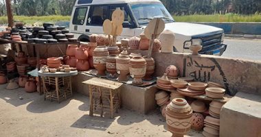 كولدير الصعايدة.. "الكولمن الفخارى" تطور حديث لـ "الزير".. يخفف معاناة المارة من حرارة الصيف ويروى العطشى.. يوضع تحت ظل الأشجار ولا يحتاج للكهرباء.. وصحى جدا لحفظ المياه ويصنع من الطمى الجنوبى.. صور