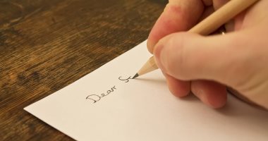 مش بيعرفوا يعبروا عن مشاعرهم بالكلام.. 4 أبراج تتواصل مع الآخرين بالرسائل