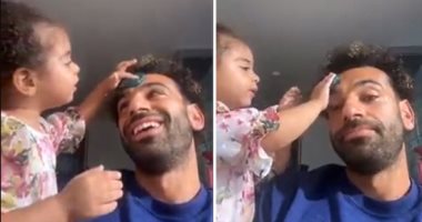 محمد صلاح يشارك ابنته كيان لحظات مميزة بعد الفوز على نيوكاسل.. فيديو