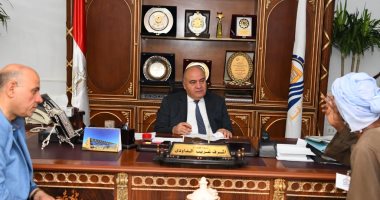 محافظ قنا يستقبل 42 مواطنا بمكتبه للاستماع لشكواهم
