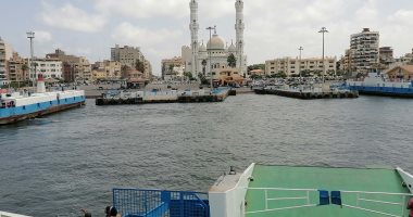 نزهة ترفيهية مجانية.. جولة بحرية داخل المعدية فى مجرى قناة السويس ببورسعيد