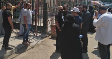 وصول جثمان الفنان أمين العسال إلى مسجد السيدة نفيسة لأداء صلاة الجنازة