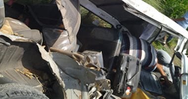 إصابة شخصين فى انقلاب سيارة نقل محملة بزجاج بالفيوم