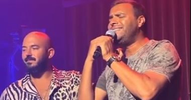 شاهد غناء رامى صبرى "حياتى مش تمام" مع محمود العسيلى فى الساحل الشمالى
