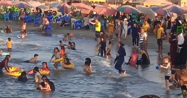 إقبال كبير من المصطافين على شواطئ بلطيم وانتشار 70 منقذا بطول الشواطئ.. صور