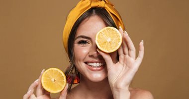 وصفات طبيعية من الليمون للعناية بالبشرة.. مثالية للتقشير والترطيب