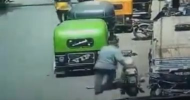 لص يسرق دراجة نارية من أمام مستشفى زفتى أثناء انشغال صاحبها بزيارة مريض