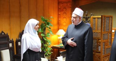 وكيل الأزهر يكرم الطالبة الفائزة بتمثيل مصر فى "أولمبياد الألكسو"