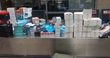 ضبط راكب حاول تهريب هواتف محمولة وسجائر إلكترونية بمطار القاهرة.. صور