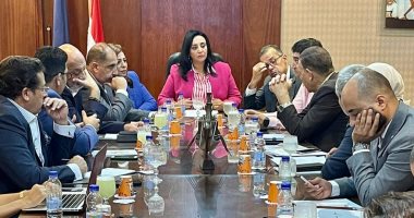 وزارتا السياحة والآثار والنقل تناقشان كيفية استغلال محيط محطات القطار السريع