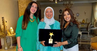 والدة النائبة هادية حسنى بطلة الريشة الطائرة: كانت بتذاكر على كاسيت "العربية"..فيديو