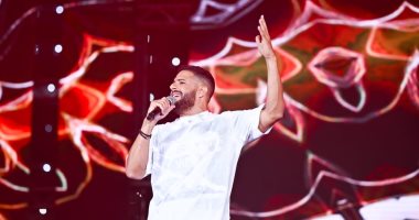 محمد حماقي يرسم تاتو على المسرح باسم ابنته فاطمة ويشاركه مع الجمهور
