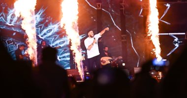 محمد حماقى يبدأ حفل العلمين بأغنية "نفسى أبقى جنبه"