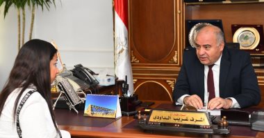 محافظ قنا يستقبل المواطنين فى مكتبه للاستماع إلى شكاواهم.. صور