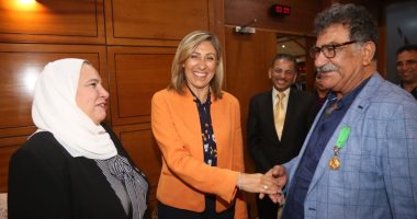 عقب حصوله على وسام جوته.. وزيرة الثقافة تستقبل محمد عبلة بمطار القاهرة