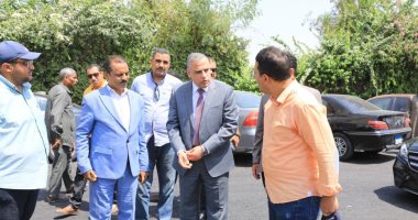 محافظ سوهاج يتفقد أعمال الرصف والتجميل الجارية بالطرق الرئيسية.. صور