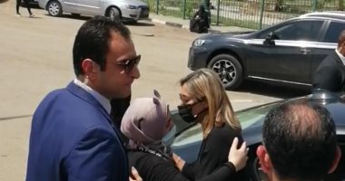 ابنة المخرج على عبد الخالق تودع جثمان والدها.. ووزيرة الثقافة ونقيب السينمائيين يواسيانها