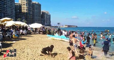 الصيف مستمر فى الإسكندرية.. نسبة الإشغال 80% على الشواطئ.. و"السياحة والمصايف": حالة البحر هادئة شرقا وغربا.. وتعلن عن افتتاح ملعب للكرة الطائرة واليد.. وقريبا مهرجان الرياضة للجميع.. واستمرار غلق شاطئ النخيل