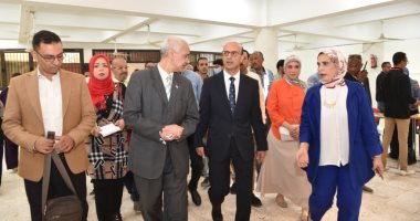 رئيس جامعة أسيوط يتفقد انطلاق أعمال الكشف الطبى على الطلاب الجدد