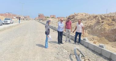 رئيس مدينة القصير بالبحر الأحمر يتابع آخر المستجدات بخطة رصف الشوارع