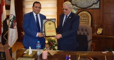 أعضاء نادى النيابة الإدارية يهنئون المستشار عدلى جاد لتوليه رئاسة الهيئة