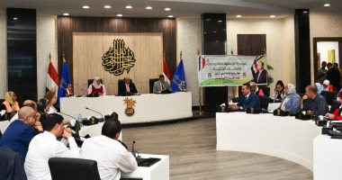 محافظ أسوان يترأس اجتماع لجنة المبادرة الوطنية للمشروعات الخضراء الذكية