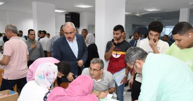 توافد طلاب جامعة الإسماعيلية الجديدة الأهلية على مقر التقديم بمبنى كلية صيدلة 