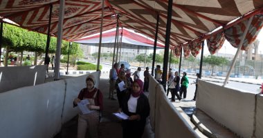 جامعة حلوان تستقبل الطلاب الجدد لإجراء الكشف الطبى.. صور 