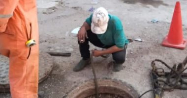 مياه القناة تواصل تنفيذ أعمال التطهير لشبكات الصرف الصحي