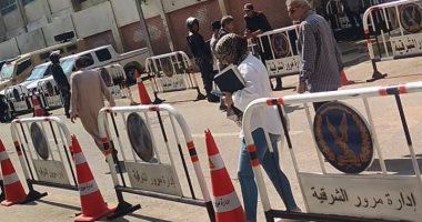أسرة فتاة الشرقية تدخل قاعة المحكمة استعدادا لأولى جلسات محاكمة المتهم بقتلها