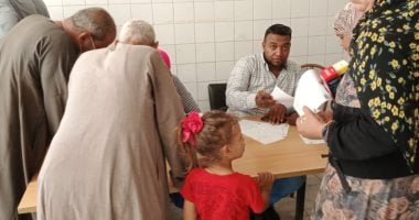 حياة كريمة بالأقصر.. فحص 730 حالة فى قافلة طبية بقرية الضبعية لكلية الطب "صور"