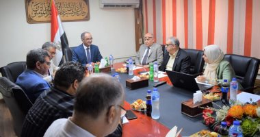 نائب وزير الإسكان يعقد اجتماعا مع مسئولى الجهاز التنفيذى لمياه الشرب والصرف الصحى