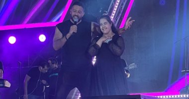 محمد حماقي يختتم حفله بالإسكندرية بالغناء مع فتاة من ذوي الهمم