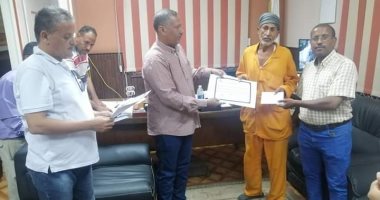 رئيس مدينة قوص بقنا يكرم عاملين بمرفق النظافة لتفانيهم فى العمل