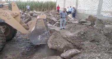 إزالات فورية لحالات تعدِ على أراض زراعية بـ 5 مراكز فى أسيوط.. صور