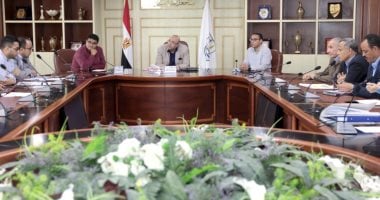 محافظ بنى سويف يعقد اجتماعا لبحث مستجدات مشروعات المرحلة الأولى من حياة كريمة