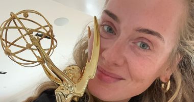 هكذا احتفلت أديل بجائزة الـ Emmys  الأولى فى تاريخها.. صور
