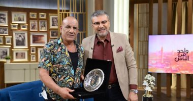 محمد لطفى يهدى درع تكريمه من قناة الحياة للمخرج خيرى بشارة: أبويا الروحى