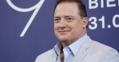 بريندان فريزر يبكى بعد التصفيق 6 دقائق لفيلم "the whale" بمهرجان فينيسيا.. فيديو