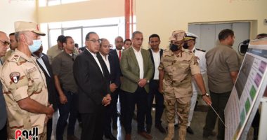 رئيس الوزراء يتفقد مجمعى الصناعات الصغيرة والمتوسطة بالفيوم الجديدة.. مدبولى: مهتمون بالتوسع فى المجمعات الصناعية لدعم مختلف الصناعات.. ووزير الصناعة: الطرح أمام المستثمرين قبل نهاية 2022 بتيسيرات غير مسبوقة