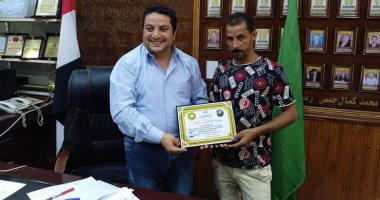 رئيس مركز ومدينة المطرية يكرم شابا أنقذ طفلا من حريق.. صور