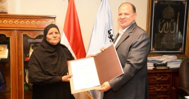 محافظ أسيوط يسلم الأم المثالية وسام الجمهورية للكمال.. صور